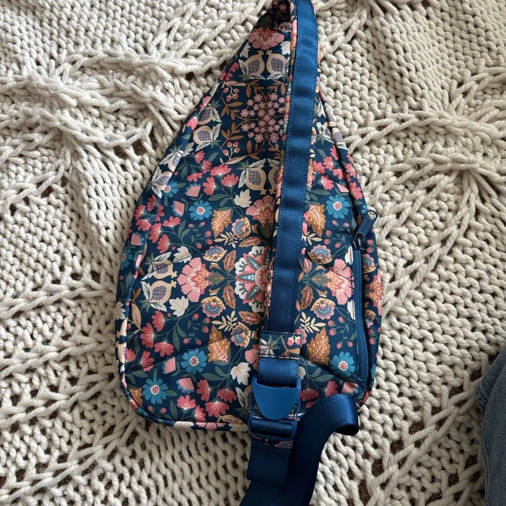 Vera Bradley Recycled Lighten Up Reactive Sling Backpack NWOT - Picture 8 of 10